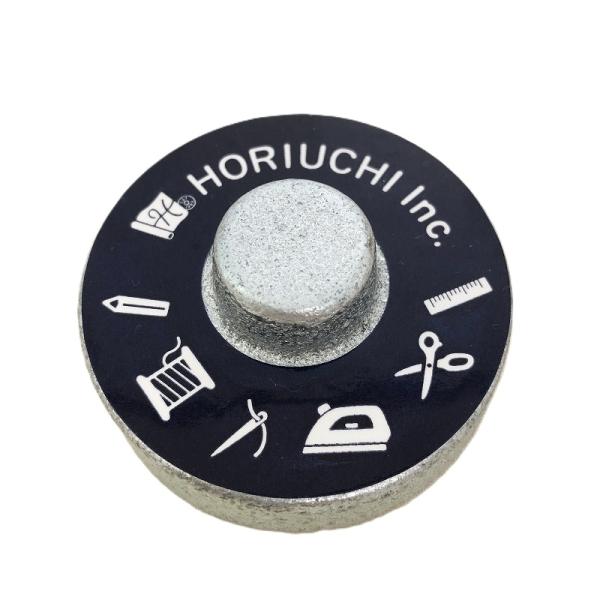 スタイリッシュな見た目でありながら、機能性も抜群のホリウチオリジナル文鎮です。プロの方から趣味で楽しむ方まで、幅広いユーザーに愛されています。特に細かな作業が求められる生地の裁断や製図時には、なくてはならない存在です。製図、型紙の作成、裁断...