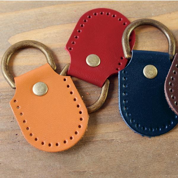 ■素材:本革■金具色:AG(アンティークゴールド)■サイズ:約W40×H76mm■入り数:2個入