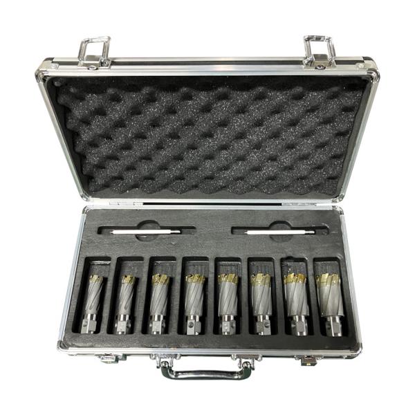 【特長】35mm厚までの鋼板・ステンレスの穴あけに！大見 35SQクリンキーカッター8本、センターピン2本の特別セット数量限定ケース付【仕様・規格】 適合機種：磁気ボール盤、旋盤、フライス盤、ボール盤※専用機種を除き、専用シャンクが必要です...