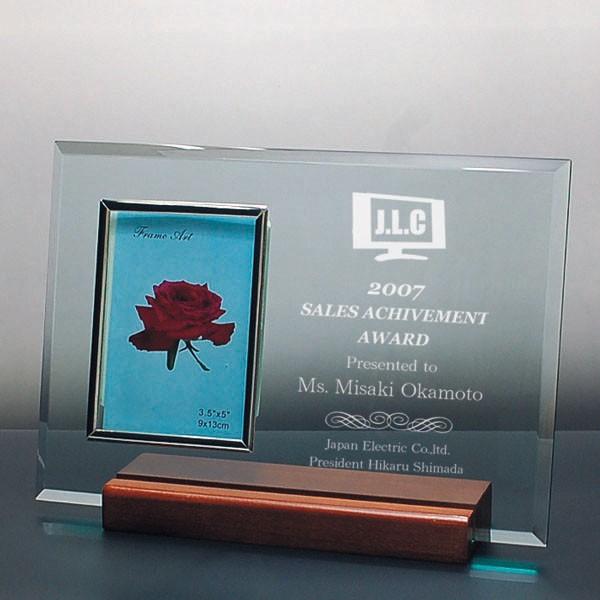 あらゆるギフトに最適な人気のフォトフレームソーダガラスに名入れをします。縦型写真専用のフレームです。記念品・結婚祝・贈物・誕生日祝・開店祝・退職祝・還暦記念・出産祝・内祝にどうぞ。サンドブラスト加工でソーダガラス（25×18cm）に彫刻しま...