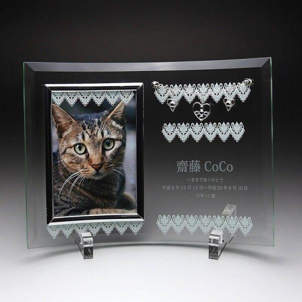 レースのシルク印刷とラインストーンのチャームが付いた可愛いフォトフレームです。高さ18×幅24cm　写真はL版が入ります。