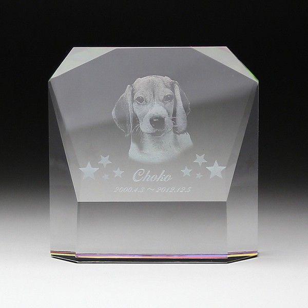 最先端のレーザー加工技術により圧倒的な表現力で写真や文字をクリスタルの内部に彫刻します。クリスタルが見る角度により虹色に輝くホログラム加工付。■名入れ加工方法■　クリスタルの内部に彫刻する2Dレーザー加工■材　質■　本体：エコロジークリスタ...