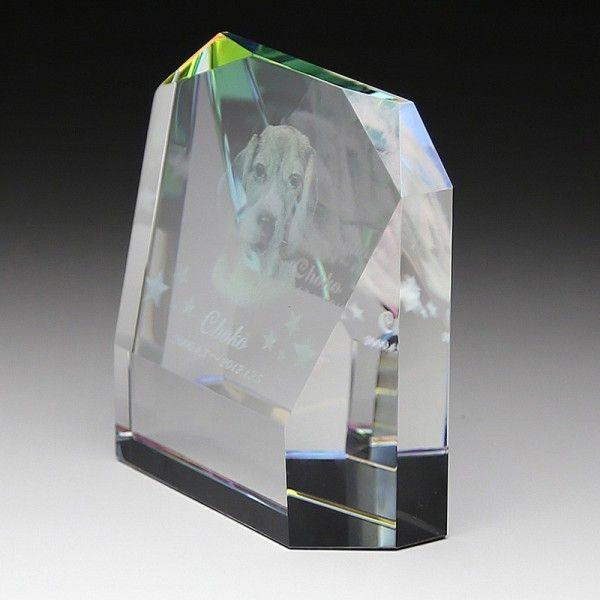 最先端のレーザー加工技術により圧倒的な表現力で写真や文字をクリスタルの内部に彫刻します。クリスタルが見る角度により虹色に輝くホログラム加工付。■名入れ加工方法■　クリスタルの内部に彫刻する2Dレーザー加工■材　質■　本体：エコロジークリスタ...