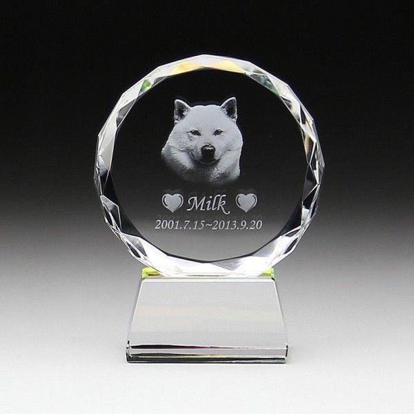 最先端のレーザー加工技術により圧倒的な表現力で写真や文字をクリスタルの内部に彫刻します。クリスタルが見る角度により虹色に輝くホログラム加工付。■名入れ加工方法■　クリスタルの内部に彫刻する2Dレーザー加工■材　質■　本体：エコロジークリスタ...