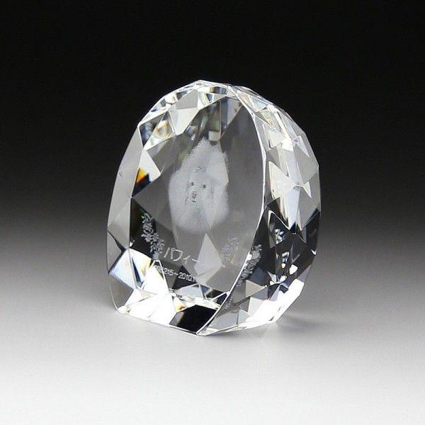 最先端のレーザー加工技術により圧倒的な表現力で写真や文字をクリスタルの内部に彫刻します。■名入れ加工方法■　クリスタルの内部に彫刻する2Dレーザー加工■材　質■　本体：エコロジークリスタルガラス■サイズ■　ガラス　高さ80mm × 幅80m...