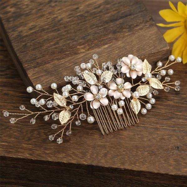 フェイクパールとラインストーンが華やかなヘアコームです。普段使いはもちろん、着物などの和装小物としても◎【サイズについて】幅６cmｘ長さ16cm【質量】約20g【素材について】合金【カラーについて】生産ロットにより柄の出方や色の濃淡が異なる...