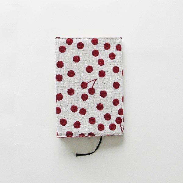 [サイズ]文庫本(A6)サイズ[素材]　綿100%[原産国]日本（山形県米沢市）●生地色について生地および商品の画像は、できるだけ商品に近い色で掲載しております。同じ柄名でも商品によって明るさや鮮やかさなど色味が異なりますで、ご購入時には商...