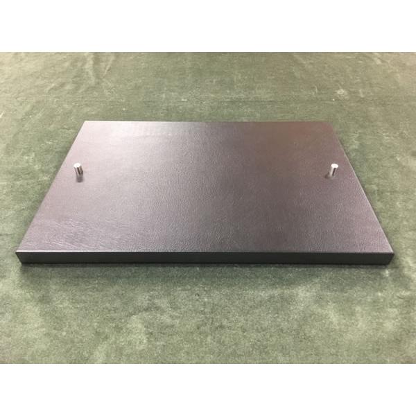 フィットボードはペダル踏み込み位置を補正する為のボードです。2cmボードは一番下に1枚のみ使用できる高さ調整用のボードです。