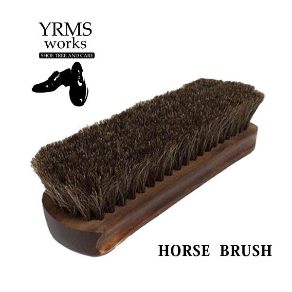 　　-特長-●手に馴染む高級感ある本格的シューズブラシです。●良質の馬毛を使用しているので長く使用できます。●ホコリを取ったりツヤ出しに適しています。　　-サイズ-　　●縦：17cm　　●横：5.4cm　　●木の厚み：1.9cm　　●毛の長...