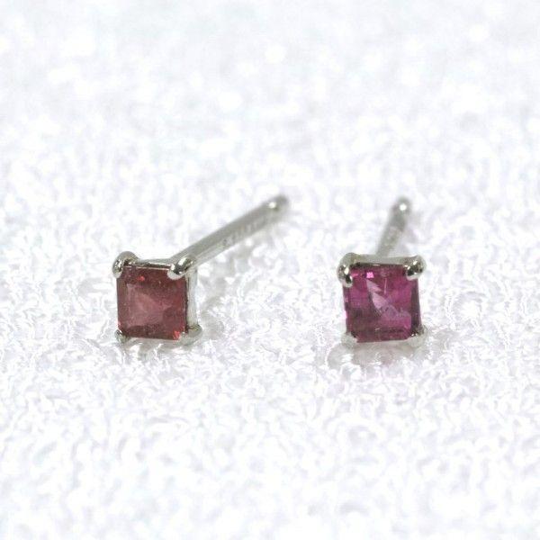 超希少 Pt900 レッドエメラルドピアス（0.099ct）ご覧になられたことが