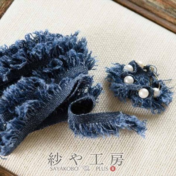 デニム生地で片側のみフリンジのついたデニムタッセルです。1メートル単位の販売となります。【内容詳細】フリンジレース デニムタッセル 片側フリンジ 22.5mm インディゴ 約100cm  約2.3cm 【サイズ】テープ幅約：約22.5mm ...