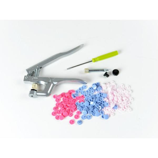 人気のプラスチックスナップボタンとハンディープレスのセットです！プラスナップは、プラスチック製なので、金属アレルギーの方にも安心してお使いいただけます。ハンドプライヤーを使って簡単に取り付けられるので、ハンドメイドの洋服や小物などのボタンに...