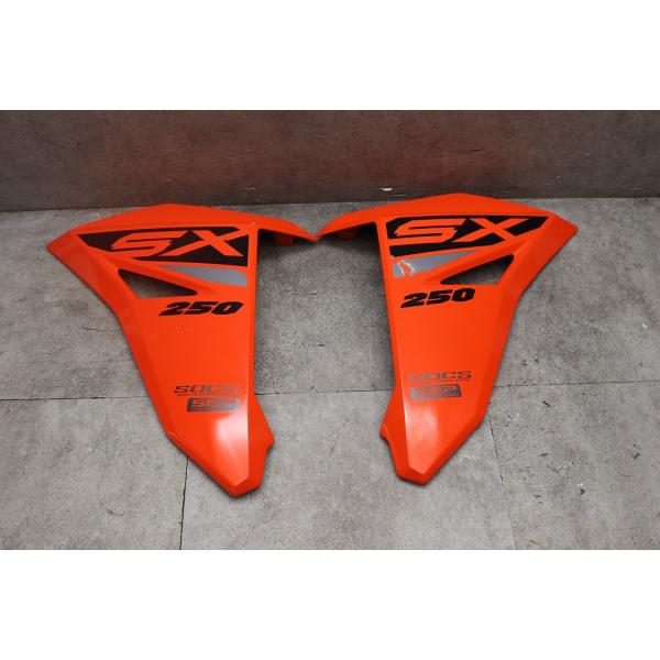 スズキ 純正 新品 Vストローム250SX サイドカウル左右 オレンジ スズキ 純正 新品 Vストローム250SX サイドカウル左右 オレンジ