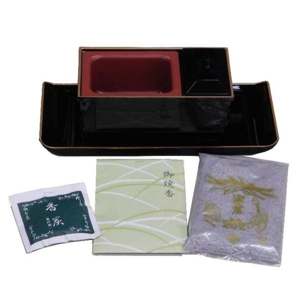 お焼香をするのに必要な香炉とお盆そして御焼香・香炭・香炉灰がついているので、すぐに使えます。●使用方法　1.まず香炉の金属の部分に香炉灰を入れます。　2.御焼香は蓋の付いている中に入れておきます　3.お詣りが始まる前に炭を半分にして灰に置い...