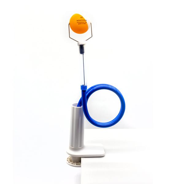 卓球台でなくてもちょっとしたスペースで取り付けて練習が出来ます。部員が多すぎて、実際にボールを打つ順番がなかなか回ってこない！練習で良い感覚がつかめたので、そのイメージを持ったまま家で練習したい。この卓球マシーンは広義では素振りの一種と言え...