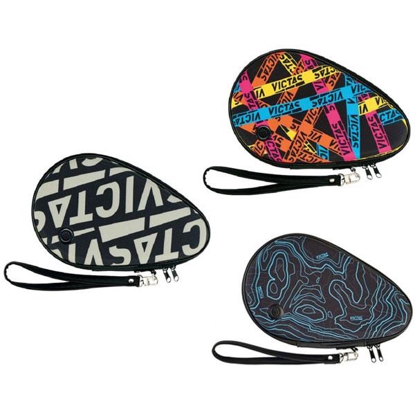 ラウンド型ハードラケットケースです。VICTAS PLAYのロゴをアレンジしたハジケルグラフィックをプリント。ラケットを最大2枚収納可能。※商品によって柄の位置が異なります。柄の位置は選べませんので、ご了承ください。製造国：中国カラー：ブラ...