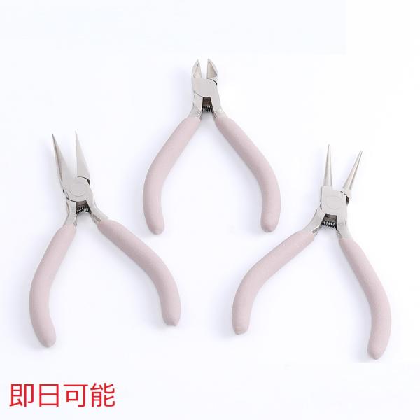 サイズ：【A平ヤットコ】全長約13cm【B丸ヤットコ】全長約13cm【Cニッパー】全長約11cm 入数：1ヶ/パック 素材：カーボンスチール 重さ：【A平ヤットコ】約60.4g/パック【B丸ヤットコ】約54g/パック【Cニッパー】約56g/...