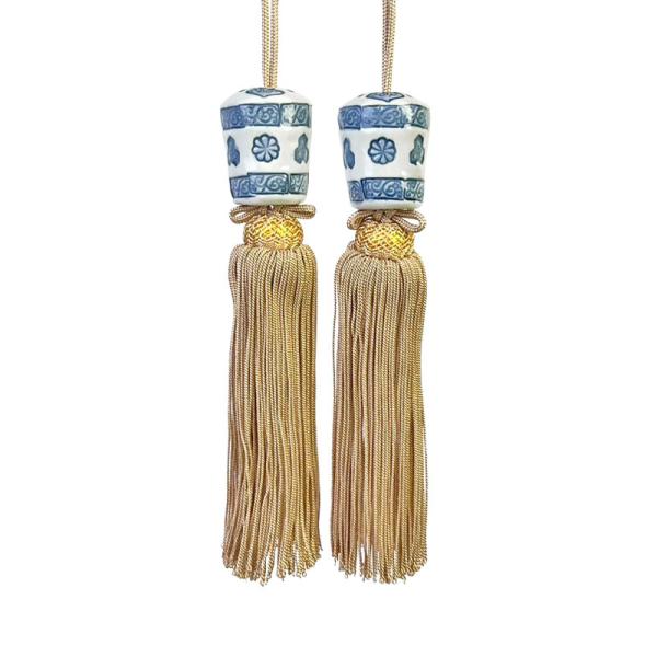 風鎮は掛け軸の軸先に付けるおもりです。「風を鎮める」という字の通り、掛け軸が風に揺れないようにするためのもので、飾りとしての意味合いもあります。