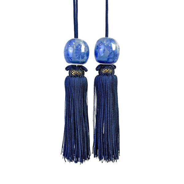 風鎮は掛け軸の軸先に付けるおもりです。「風を鎮める」という字の通り、掛け軸が風に揺れないようにするためのもので、飾りとしての意味合いもあります。