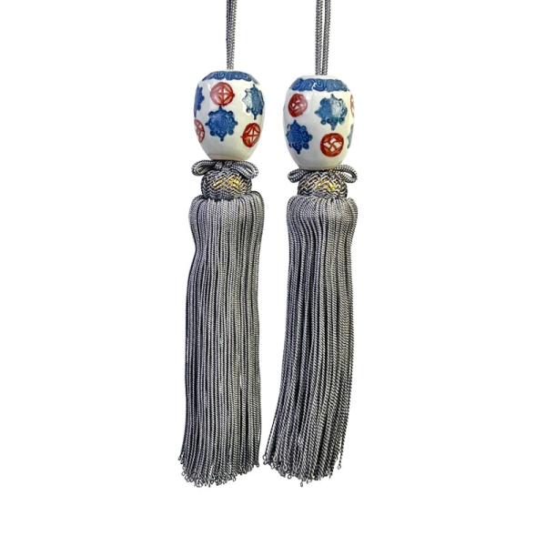 風鎮は掛け軸の軸先に付けるおもりです。「風を鎮める」という字の通り、掛け軸が風に揺れないようにするためのもので、飾りとしての意味合いもあります。