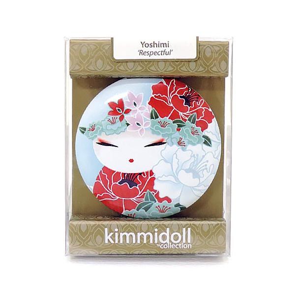 オーストラリア生まれのこけしがデザインされたKimmidollのコンパクトミラーです。手のひらに収まるサイズで、休憩時間のお化粧直しにぴったりです。折り畳み式の両面鏡で、開くと上部に通常の鏡、下部に拡大鏡が現れます。華やかなこけしのデザイン...
