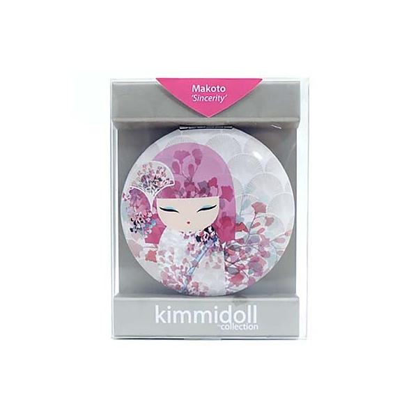 オーストラリア生まれのこけしがデザインされたKimmidollのコンパクトミラーです。手のひらに収まるサイズで、休憩時間のお化粧直しにぴったりです。折り畳み式の両面鏡で、開くと上部に通常の鏡、下部に拡大鏡が現れます。華やかなこけしのデザイン...