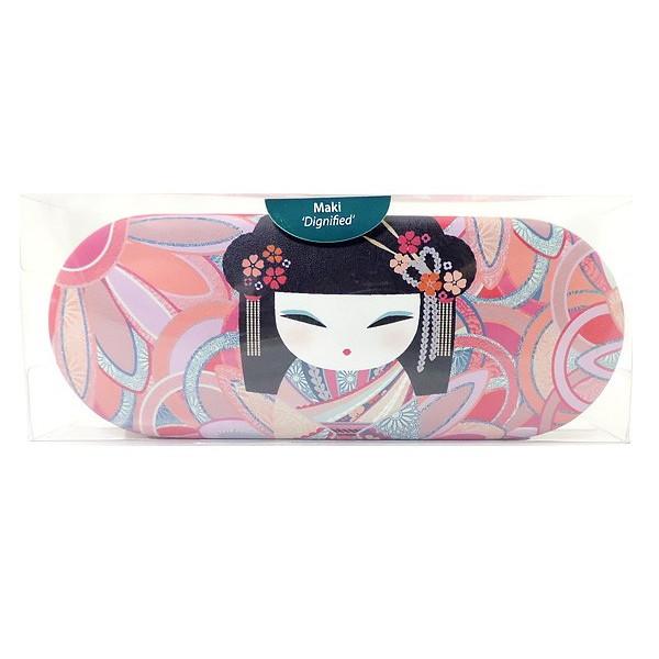 オーストラリア生まれのこけしがデザインされたKimmidollのメガネケースです。ハードタイプのカバーが眼鏡をしっかり保護してくれます。表面には華やかなこけしのデザイン、裏面と内側にはKimmidollのロゴがあしらわれています。女性へのギ...