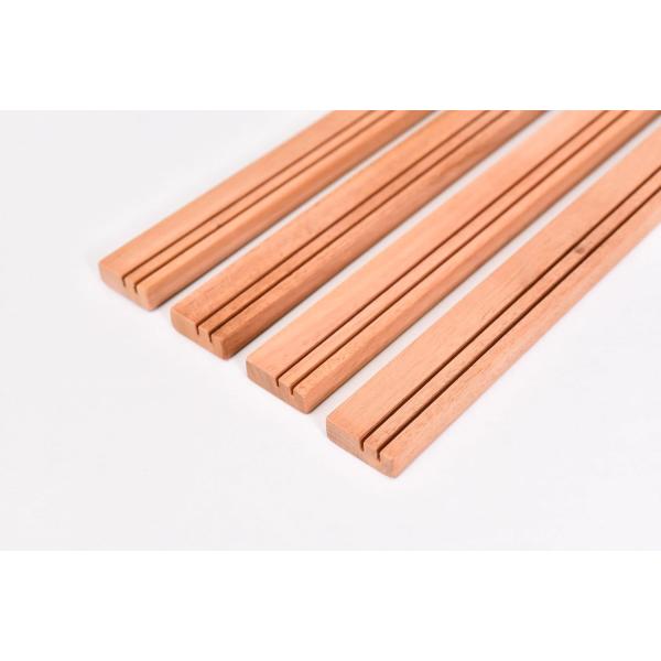 タイトル：Engamesカードスタンドマホガニー製カードスタンド４本セットサイズ：280mm?29mm?11mm製造国：インドネシア材質：マホガニー発売元：Engames高級材として知られるマホガニー製のカードスタンドです。280mmの長さ...