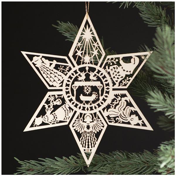 繊細なカットが施された美しい木製の切り抜きオーナメントです。大き目なので、ツリーに飾るオーナメントとしてはもちろん、額などに入れて飾っても素敵です。サイズ：約20cm