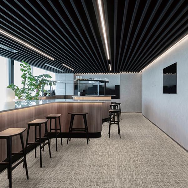 ※ご注意：こちらは商品見本のカットサンプル専用ページです※【種類】タイルカーペット【サイズ】＜約25cm正方形サイズ＞※カット箇所はランダムとなります【メーカー/カタログ】川島織物セルコン タイルカーペット 2022-2024カーペットタイ...