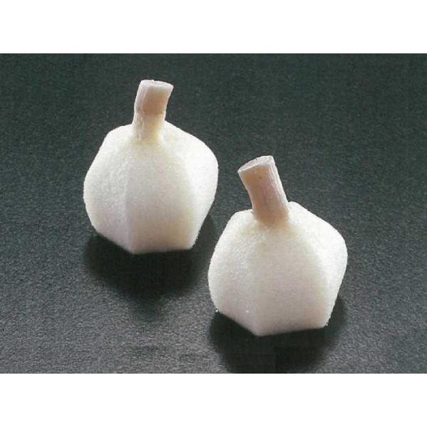 ●厳選された中国産くわいを使用し、国内で加工しています。●昔ながらの職人が、一つ一つ手作業で丁寧に細工をしております。●「芽が出る」縁起の良い食物として、おせち料理の煮物にお使い下さい。原　料　くわい(中国産)サイズ　約2.5×4cm 50...