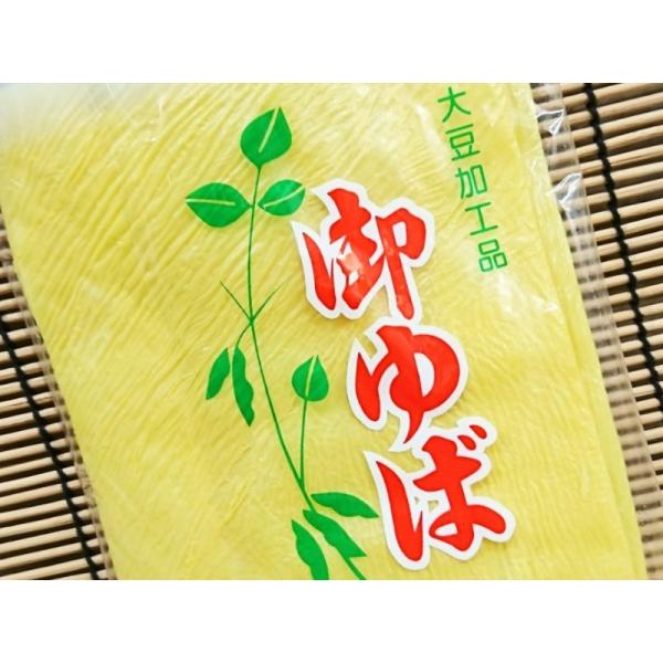 ●生ゆばと比べ、しっかりした歯応えがあります。●鍋、巻物・煮物・スープやサラダに…※大変薄い乾燥湯葉ですので、お届け時に割れていることがございます。原 材 料 ： 大豆内 容 量 ：3枚入×３袋（素材味）保存方法：常温（高温多湿、直射日光を...
