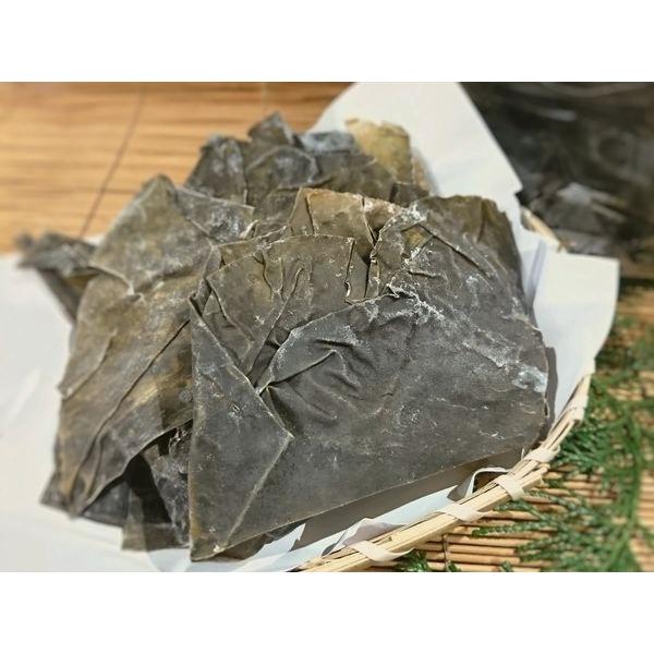 ●香りはしっかりとしていて、味は濃厚で甘味があり、黄色味を帯びています。●しっかりとした濃厚な出汁が特徴ですので、昆布らしい風味を活かせる料理に向いています●ダシは最高級なコクのあるダシが取れます●メール便発送可能商品原　料：羅臼産昆布内容...