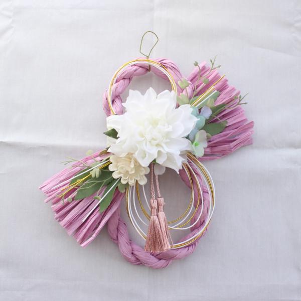 新しい年を華やかに迎える、明るい彩りのしめ縄です。ひとつひとつ丁寧に仕上げたアーティフィシャルフラワーのしめ縄飾りは、落ち着いた色合いのお花が美しく、見るたびに心が明るくなるデザイン末広がりで縁起のいい8の字のしめ縄に、落ち着いた色合わせが...