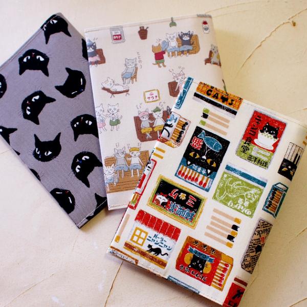 ■日本製■文庫サイズ A6判/ W240×H165mm■主素材：コットン■厚み約１．５ｃｍ程度まで対応※本の厚みに合わせての、サイズ調整はできません。※しおりは付いていません。猫のプリントが可愛い文庫本ブックカバー★表紙を差し込むだけのシン...