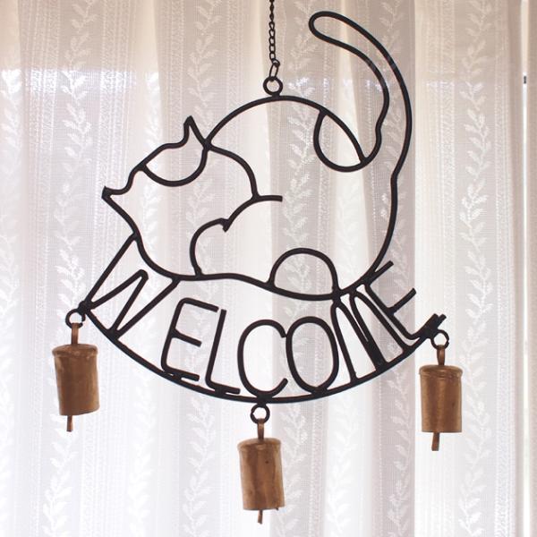 ■メーカー情報：株式会社　トモコーポレーション / 日本■製造国：インド■素材：鉄■サイズ：約24.5×TH42.5cmレトロな喫茶店のドアにかかっていそうな猫のベル♪カランコロン♪と素朴な音色がステキですニャン※アンティーク調の風合いを出...