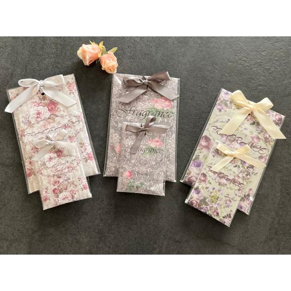 【仕様用途】大小2個セットですデザインもキュートなフレグランスサシェです！マーキーズの香り、コットンフラワーの香りのセットですとってもいい匂いがします！リビング、トイレ、玄関、車の中、クローゼット、使い方は色々(^^)/※ポストイン発送【商...