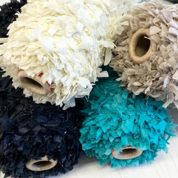 [Release date: November 22, 2025]大人気のきらきらナイロンフィルム入りの『でかひらフィルムモール』【素材】ナイロン100％【番手】1/1.8【重量】およそ120ｇ※紙管は約30ｇ