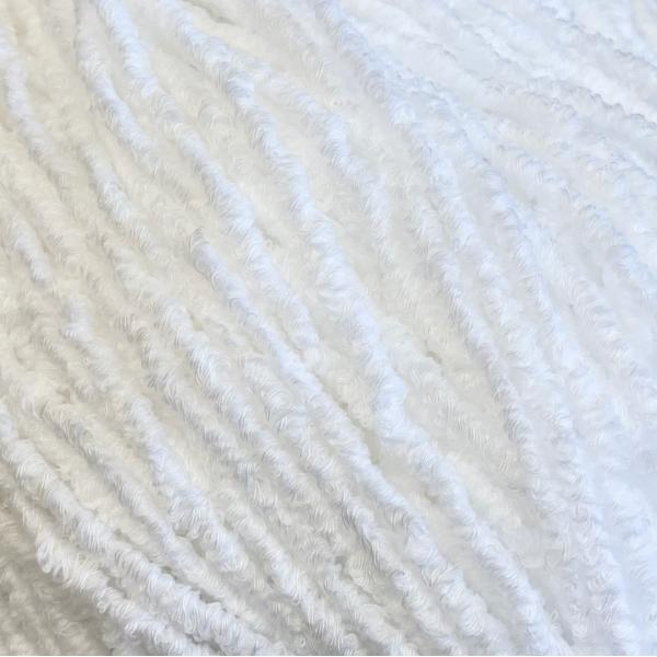 パイル地のようにふっくらさせた肌触りの良い糸です。マットや、小物作りにいかがでしょうか？このままの糸でお使い頂くのも良いですし、全5色ともナイロン糸（ホワイト部分）が入っておりますのでナイロン染めも可能です。ホワイトカラーは染めるとポリエス...