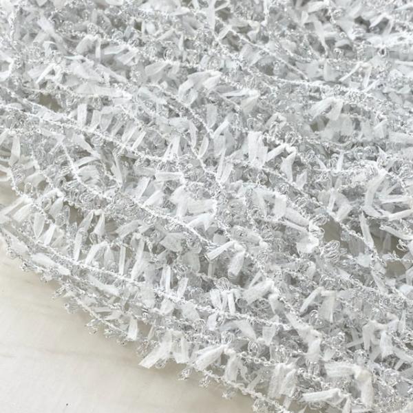 [Release date: January 11, 2025]JUJUオリジナル人気商品です！真っ白のスラリットテープのハネとシルバーラメループの組み合わせて、上品で可愛らしいファンシーヤーンに仕上げました。ひらひらスラリットの反対側にラ...