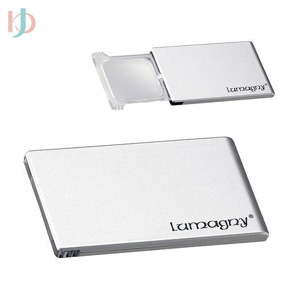 スライド式LEDライトルーペ 9635■倍率：２×■レンズサイズ：L39ｍｍ×W45ｍｍ■素材：ABS レンズ：アクリル■重さ：本体36グラム(化粧箱含む：43グラム)■厚み：約7ミリ■電池付き(ボタン電池 CR2025 3V 2個使用。商...