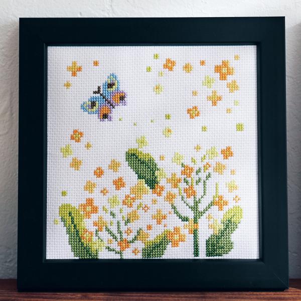 マス目を数えながら刺しゅうをはじめます。全て刺し終わったら額に入れて完成。　出来上がりサイズ：約16.7cm×16.7cm×1.4cm　[キット内容]　刺繍布約21cm×21cm　額1枚　説明書　クロススティッチの基本　[刺繍カード]　27...