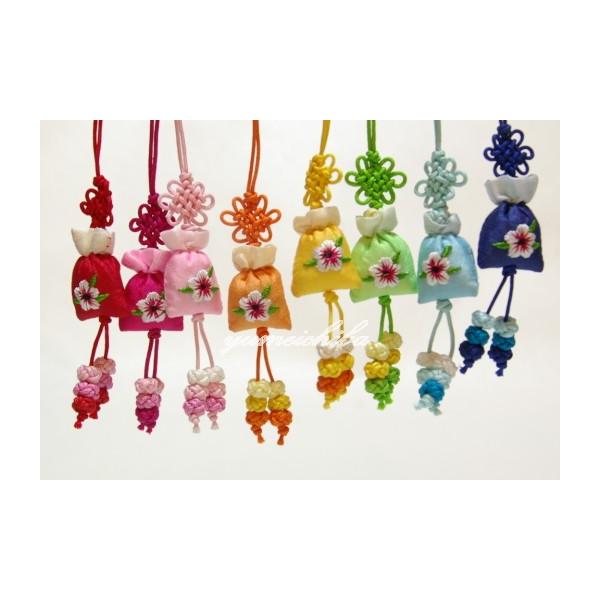 ・商品写真はブラウザーや環境によって実物の色と若干異なって見えることもありえます。ご了承の上ご注文下さい。サイズ：全長11cm飾り長さ3cm 素材　：布、刺繍、組紐