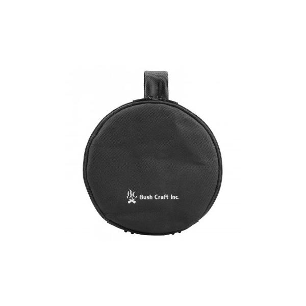 薪割台の持ち運びに便利なハンドル付きケースです。 生産国:中国 素材・材質:ポリエステル、PVCコーティング 商品サイズ:幅220×高さ260×奥行60mm 重量:97g