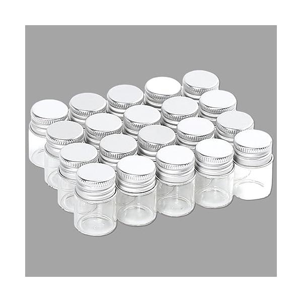 「商品情報」「主な仕様」小物の保管や保存に便利なアルミキャップ付きのミニチュア”小瓶10個セット”。ラインストーンやネイルのパーツ、手芸用ビーズや天然石、星砂などの素材の小物入れとしてお使い頂けます。アルミ製の蓋と丈夫なガラス製の本体でしっ...