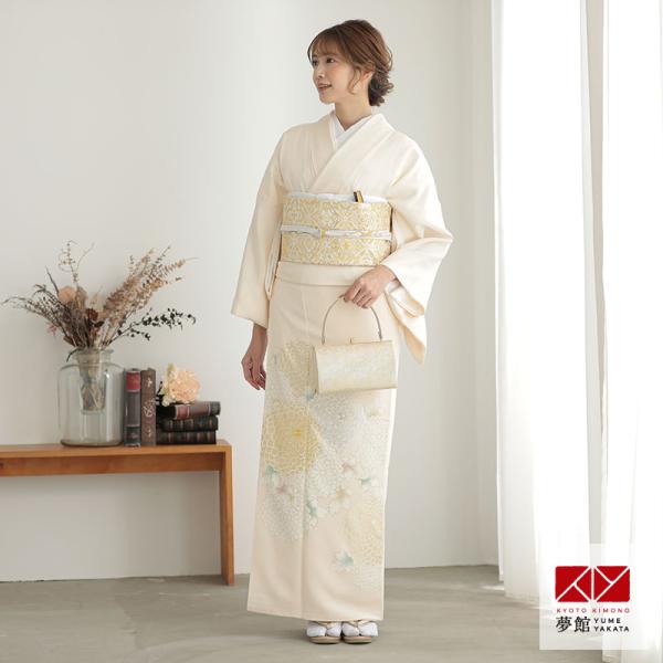 少しピンク味を帯びたクリーム地に、大ぶりの万寿菊を描いた吉澤の友禅の色留袖。上品な華やかさと美しさのあるお着物です。【 ブランド 】吉澤の友禅【 着物寸法 】身丈166cm / 袖丈49cm / 裄丈68cm【 対応身長 】155〜164c...