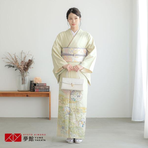 人気ブランド「桂由美」の訪問着。ラメ糸をふんだんにを織り込んだ煌びやかな生地を、黄緑色の濃淡で暈し染め、疋田柄の遠山模様に辻が花模様や花の丸を描いた、華やかな柄行のお着物です。角度によってキラキラと輝く生地感が特徴的です。 【 ブランド 】...