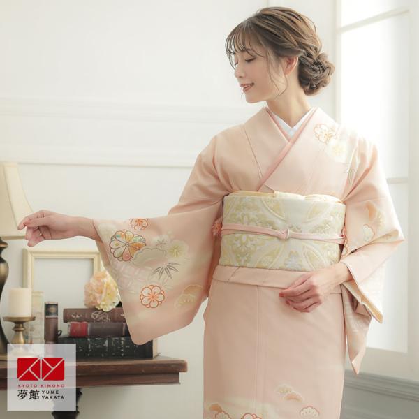 薄サーモンピンクの暈しと破れ七宝を背景に、菊吉祥花を描いた人気ブランド「ジャパンスタイル」のお着物です。菊と梅の丸いフォルムが愛らしく上品な装いとなっています。 【 ブランド 】ジャパンスタイル【 着物寸法 】身丈163cm / 袖丈49c...