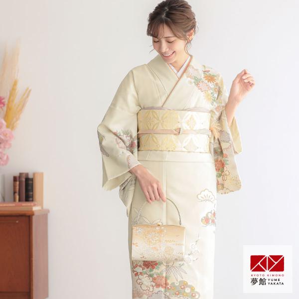 淡いクリーム地に牡丹と雲取りを描いた人気ブランド「ジャパンスタイル」の訪問着。七宝や松竹梅などの吉祥文様が柔らかな色合いで表現されており、古典柄の控えめで上品な落ち着きの中にも、どこか可愛らしさのある柄行のため、様々なシーンでお召しいただけ...