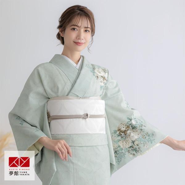 シャーベットブルーのアラベスク柄に洋花のブーケを描いた、珍しい洋柄のお洒落なお着物です。ブーケも地色に合わせたシックな寒色系の色でまとめられ、大人きれいな柄行となっています。 【 ブランド 】ジャパンスタイル【 着物寸法 】身丈164cm ...